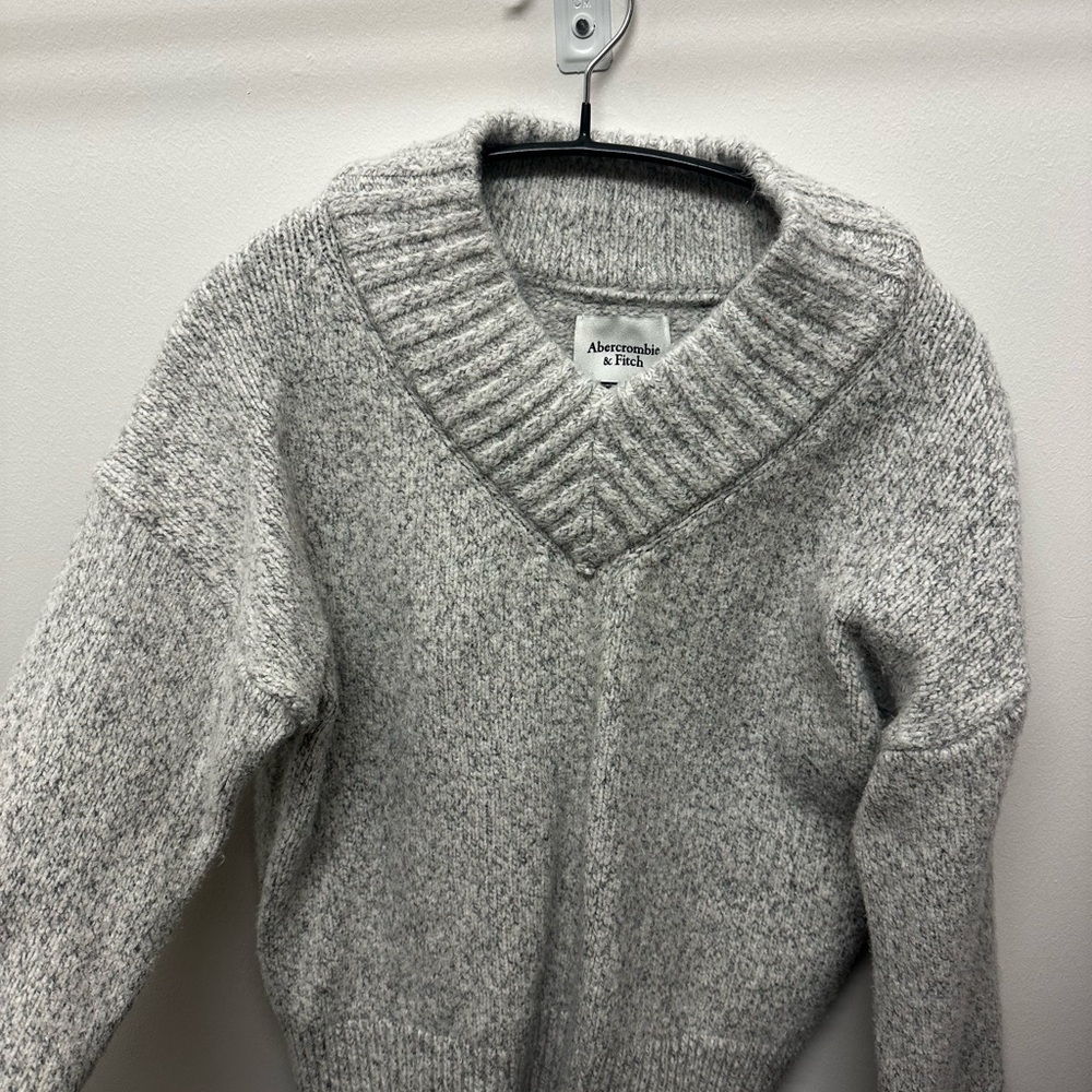 Abercrombie & Fitch Light Gray Textured V‑Neck Sweater